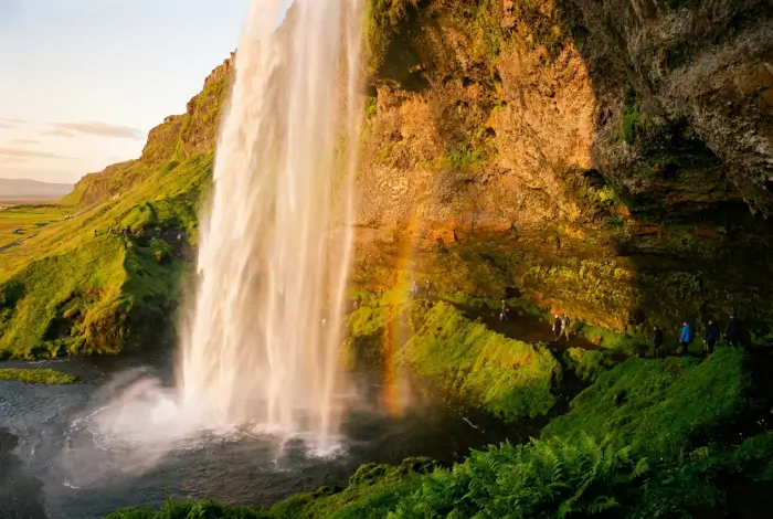 Champs de lave et vapeur volcanique sur la péninsule de Reykjanes en Islande