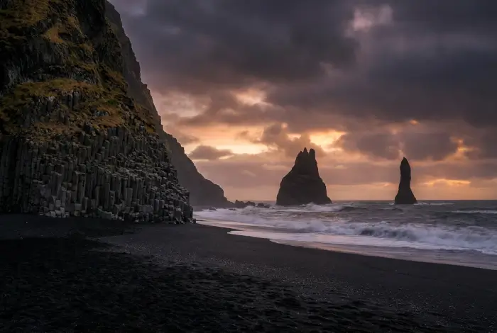 Plage de sable noir de Vík sur la côte sud de l'Islande