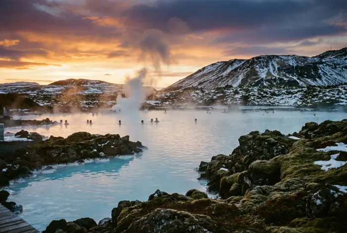Route sinueuse le long d'un fjord de l'Est de l'Islande