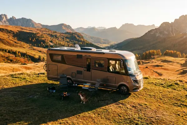 Camping-car de location vu de trois quarts