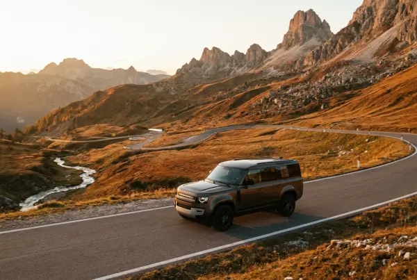 Van compact aménagé sur une route panoramique de la côte ouest écossaise